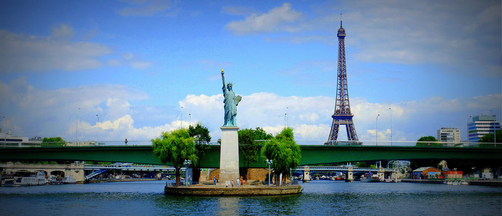 Curiosidades sobre Paris: Por meio de passeios de barco, os turistas conseguem ver a pequena Estátua da Liberdade na Île des Cygnes